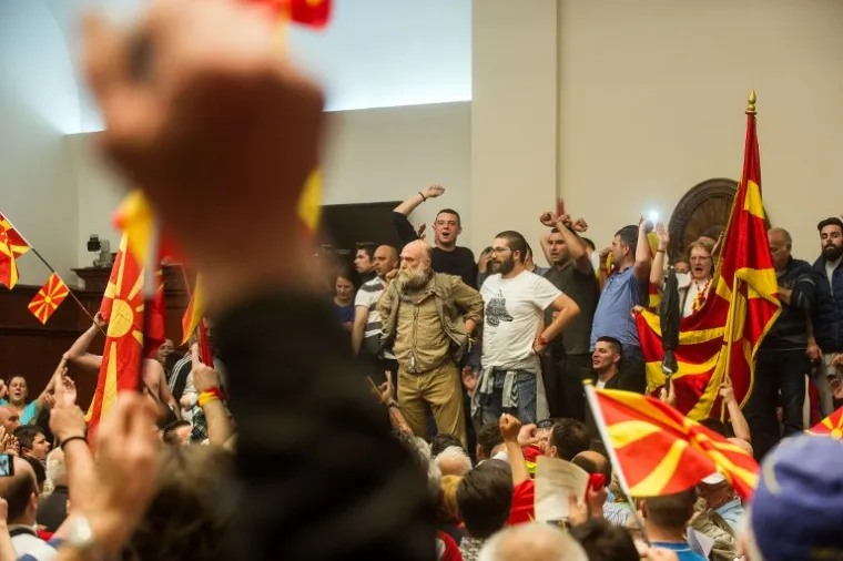 KAOS U SKOPLJU: Nasilje eskaliralo nakon što su bijesni prosvjednici upali u parlament, policija ih nije uspjela zadržati