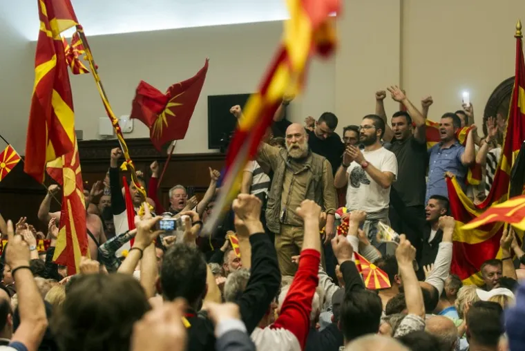 KAOS U SKOPLJU: Nasilje eskaliralo nakon što su bijesni prosvjednici upali u parlament, policija ih nije uspjela zadržati