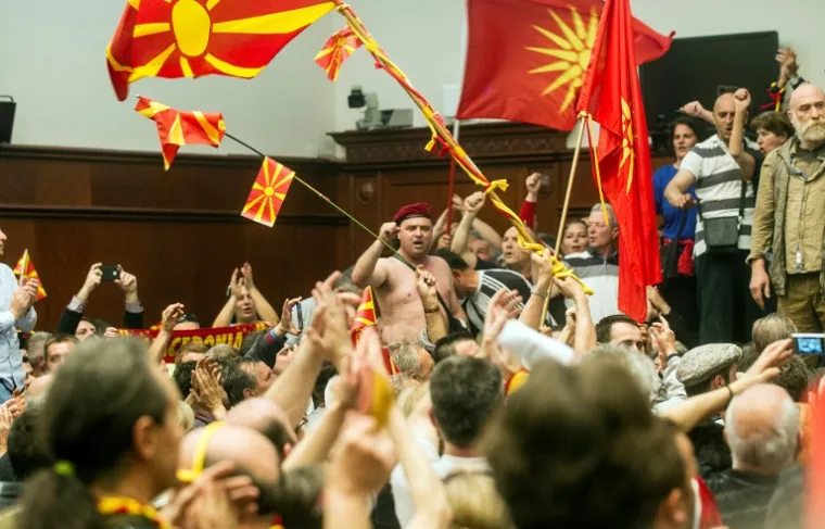 KAOS U SKOPLJU: Nasilje eskaliralo nakon što su bijesni prosvjednici upali u parlament, policija ih nije uspjela zadržati