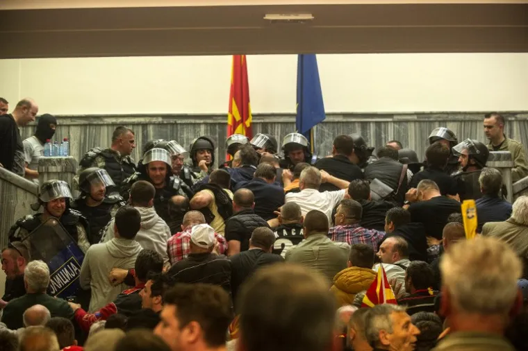 KAOS U SKOPLJU: Nasilje eskaliralo nakon što su bijesni prosvjednici upali u parlament, policija ih nije uspjela zadržati