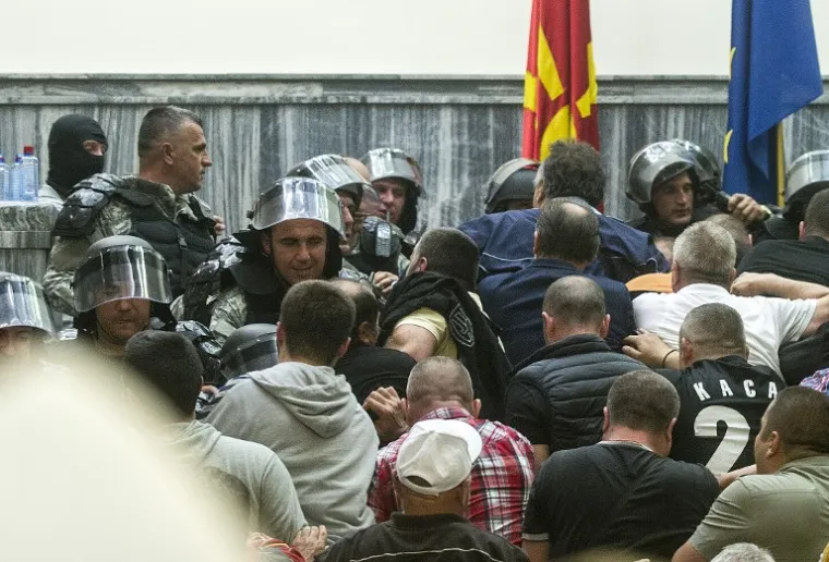 KAOS U SKOPLJU: Nasilje eskaliralo nakon što su bijesni prosvjednici upali u parlament, policija ih nije uspjela zadržati
