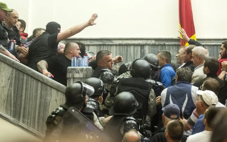 KAOS U SKOPLJU: Nasilje eskaliralo nakon što su bijesni prosvjednici upali u parlament, policija ih nije uspjela zadržati