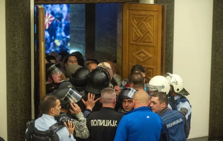 KAOS U SKOPLJU: Nasilje eskaliralo nakon što su bijesni prosvjednici upali u parlament, policija ih nije uspjela zadržati