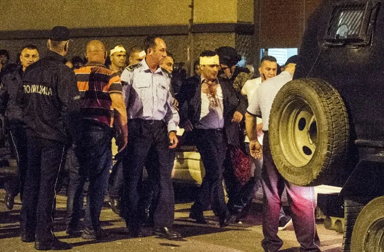 Makedonska policija ispred zgrade parlamenta prati opozicijskog vođu Zorana Zaeva koji na glavi ima zavoj. Ozlijeđen je kad je pripadnik bivše vodeće stranke VMRO-DPMNE ušao u parlament nakon navodno nepravednog glasovanja. U makedonskom je parlamentu u prosvjedima ozljeđeno najmanje 10 osoba.