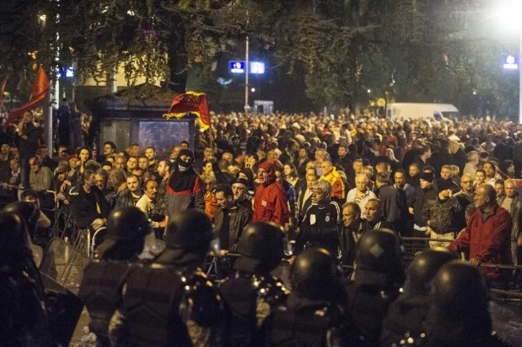 KAOS U SKOPLJU: Nasilje eskaliralo nakon što su bijesni prosvjednici upali u parlament, policija ih nije uspjela zadržati
