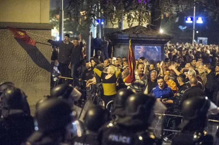 KAOS U SKOPLJU: Nasilje eskaliralo nakon što su bijesni prosvjednici upali u parlament, policija ih nije uspjela zadržati