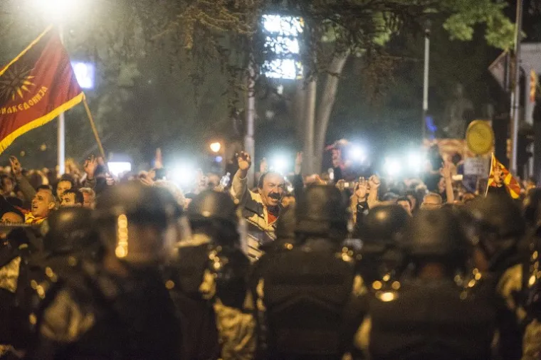 Policija se ispred zgrade parlamenta u Skoplju suočava s bijesnim prosvjednicima.