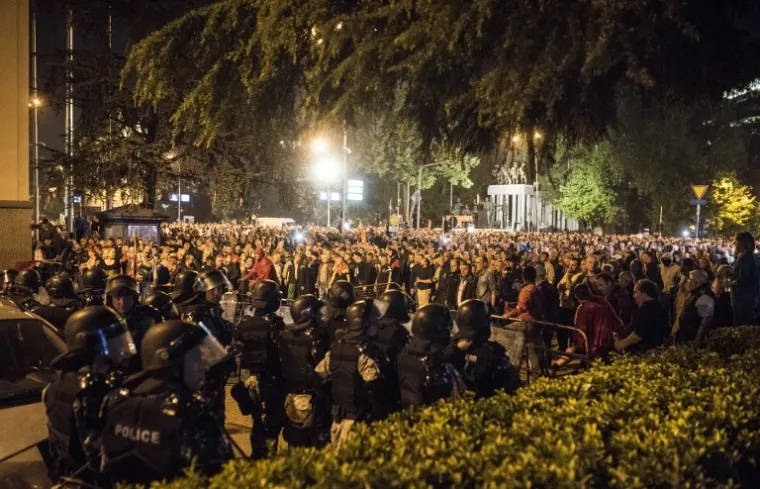 Policijske snage ispred makedonskog parlamenta u Skoplju pokušavaju zadržati prosvjednike od ulaska u zgradu.