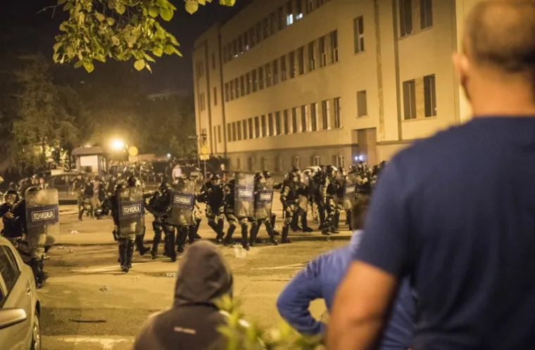 KAOS U SKOPLJU: Nasilje eskaliralo nakon &scaron;to su bijesni prosvjednici upali u parlament, policija ih nije uspjela zadržati