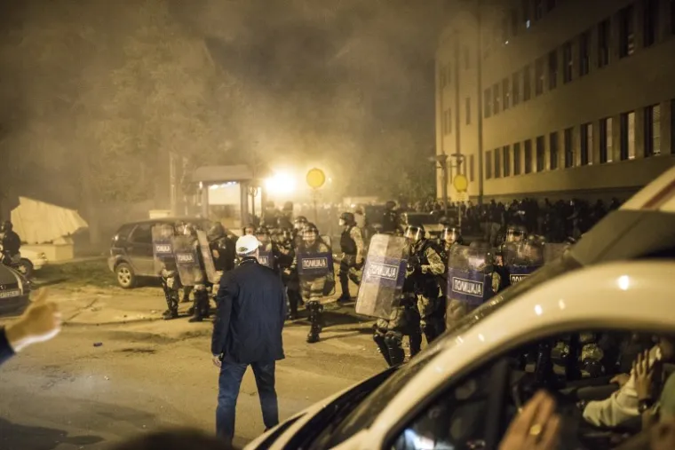 KAOS U SKOPLJU: Nasilje eskaliralo nakon &scaron;to su bijesni prosvjednici upali u parlament, policija ih nije uspjela zadržati
