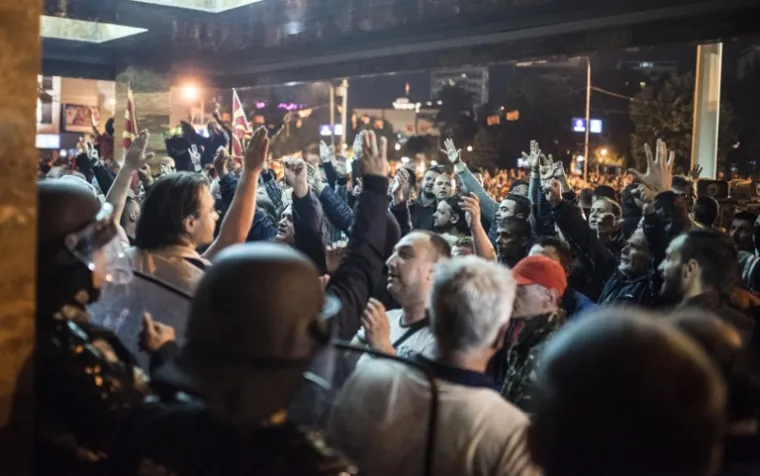 Prosvjednici ispred makedonskog parmalenta u Skoplju.