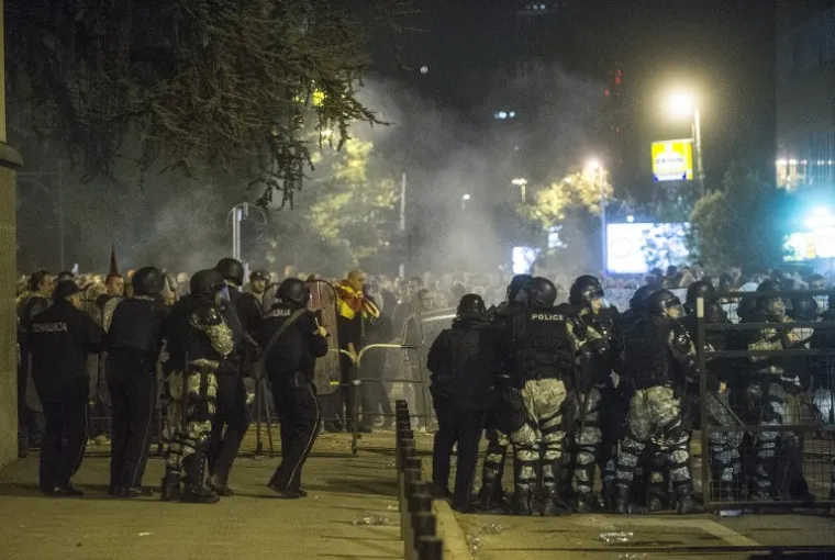 KAOS U SKOPLJU: Nasilje eskaliralo nakon &scaron;to su bijesni prosvjednici upali u parlament, policija ih nije uspjela zadržati