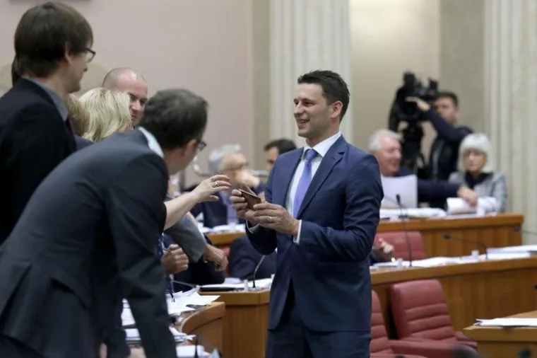 MOSTOVCI KAO DJECA U VRTIĆU: Dok pada Vlada, pogledajte s čime se oni zabavljaju na sjednici Sabora