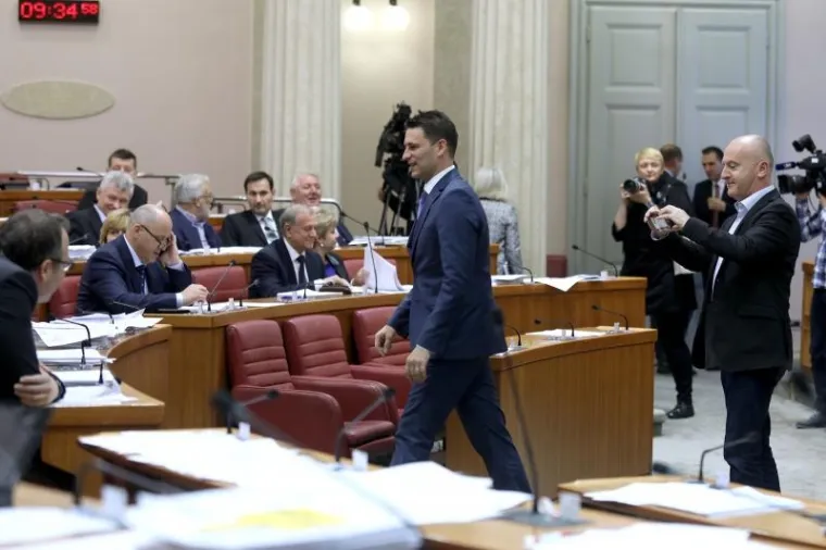 MOSTOVCI KAO DJECA U VRTIĆU: Dok pada Vlada, pogledajte s čime se oni zabavljaju na sjednici Sabora