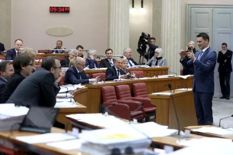 MOSTOVCI KAO DJECA U VRTIĆU: Dok pada Vlada, pogledajte s čime se oni zabavljaju na sjednici Sabora