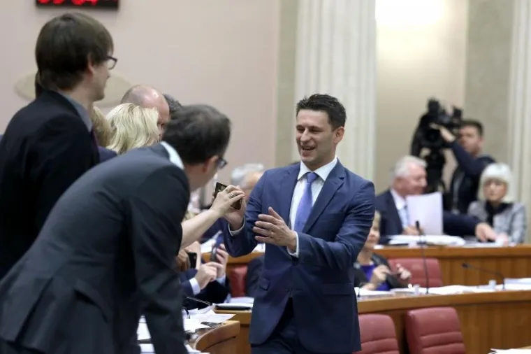 Veseli zastupnici slikaju se u sabornici.