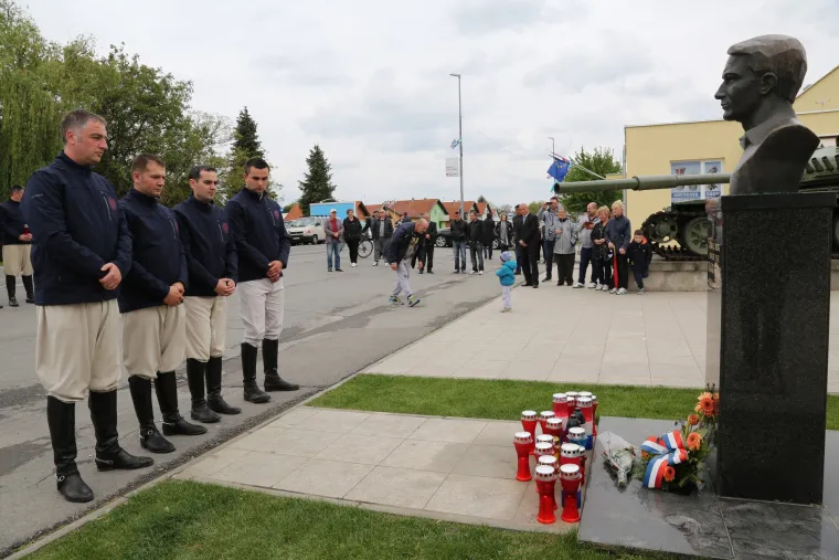Alkari odali počast žrtvama u Vukovaru