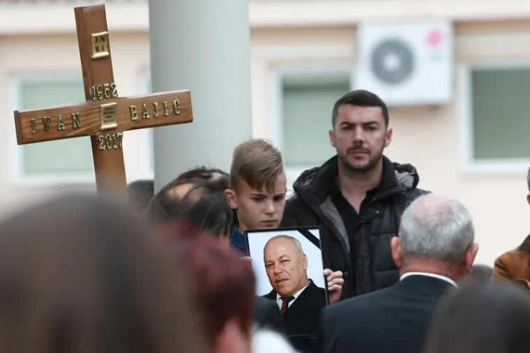 UBIJEN U KRVOPROLIĆU U ŠIBENIKU Posljednji ispraćaj Ivana Bajića Pajde