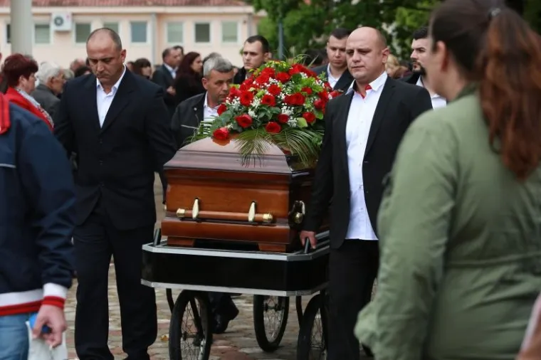 U Donemi Prološcu pokopan je Ivan Bajić Pajda kojega je prije nekoliko dana u Brodarici ubio Boris Luketa. Na sprovodu bivšeg tjelohranitelja kralja zagrebačkog podzemlja i kocke, pokojnog Zlatka Bagarića, bio je i Nikica Jelavić.