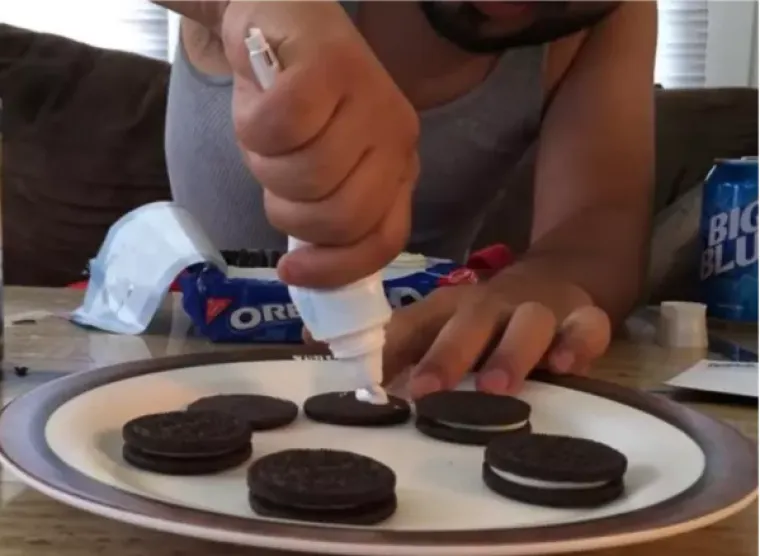 Oreo keksi punjeni zubnom pastom. Jede&scaron; slatko i odmah pere&scaron; zube, dvije muhe jednim udarcem