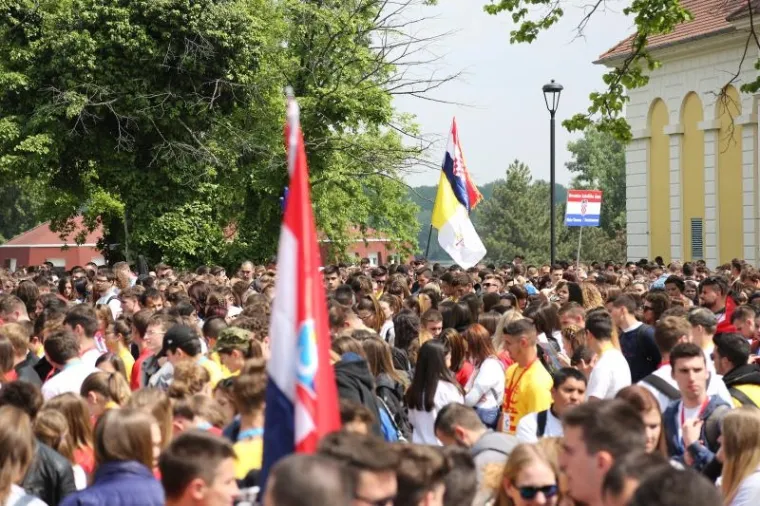 SUSRET KATOLIČKE MLADEŽI: U Vukovaru se okupilo oko 23.000 mladih iz Hrvatske i svijeta