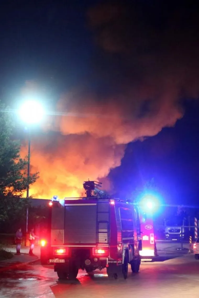 Veliki požar u Zagrebu, gori C.I.O.S.: Brojne vatrogasne ekipe na terenu