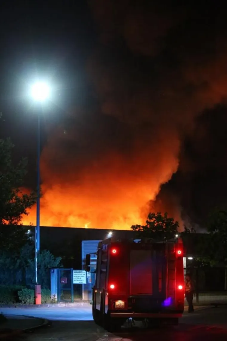 Veliki požar u Zagrebu, gori C.I.O.S.: Brojne vatrogasne ekipe na terenu