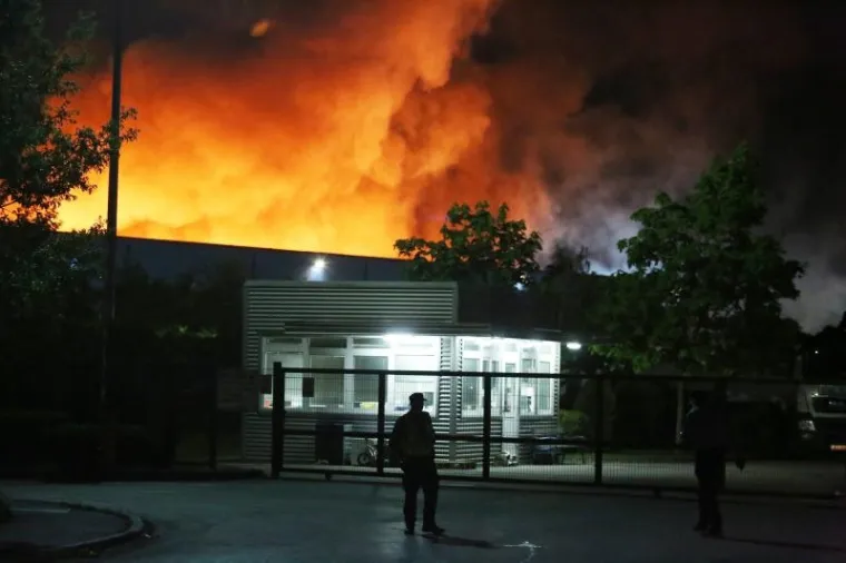 Veliki požar u Zagrebu, gori C.I.O.S.: Brojne vatrogasne ekipe na terenu