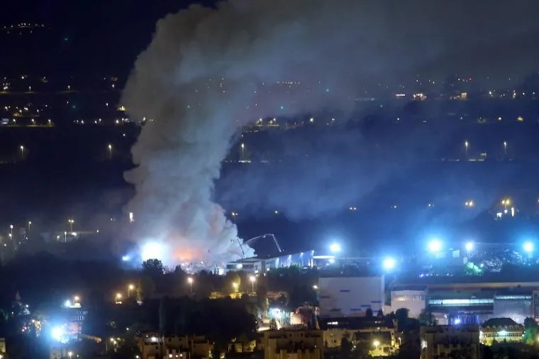 Veliki požar u Zagrebu, gori C.I.O.S.: Brojne vatrogasne ekipe na terenu