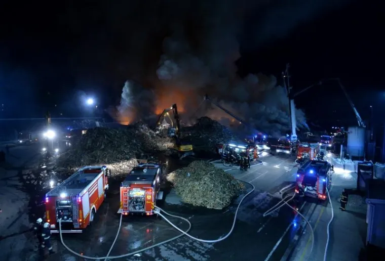 Veliki požar u Zagrebu, gori C.I.O.S.: Brojne vatrogasne ekipe na terenu