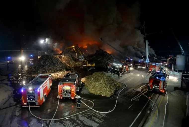 Veliki požar u Zagrebu, gori C.I.O.S.: Brojne vatrogasne ekipe na terenu