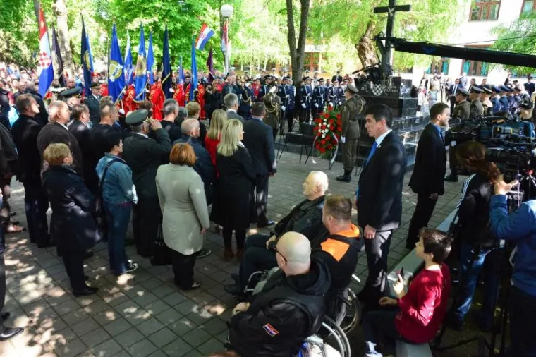 U Okučanima je svečano obilježena 22. obljetnica vojno-redarstvene akcije Bljesak kojom je oslobođena zapadna Slavonija. Na svečanosti su kod spomen-obilježja u središtu Okučana vijence položili predsjednica Republike Kolinda Grabar Kitarović, predsjednik Vlade Andrej Plenković i potpredsjednik Hrvatskog sabora Milijan Brkić.