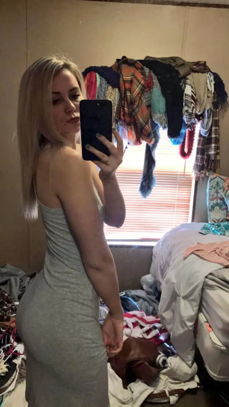 Ako postoji jedna stvar koju internet ne podnosi, to je onda apsolutno sve. Jedna od stvari koja je nedavno uznemirila internetsku publiku je selfie djevojke u neurednoj sobi. Nakon što je objavila selfie, internet ju je počeo ismijavati i analizirati stvari koje su bile razbacane po sobi. Na kraju se toliko posramila da je objavila novi selfie u pospremljenoj sobi. No, prije nego što vidite tu fotku, pogledajte kroz što je sve morala proći.