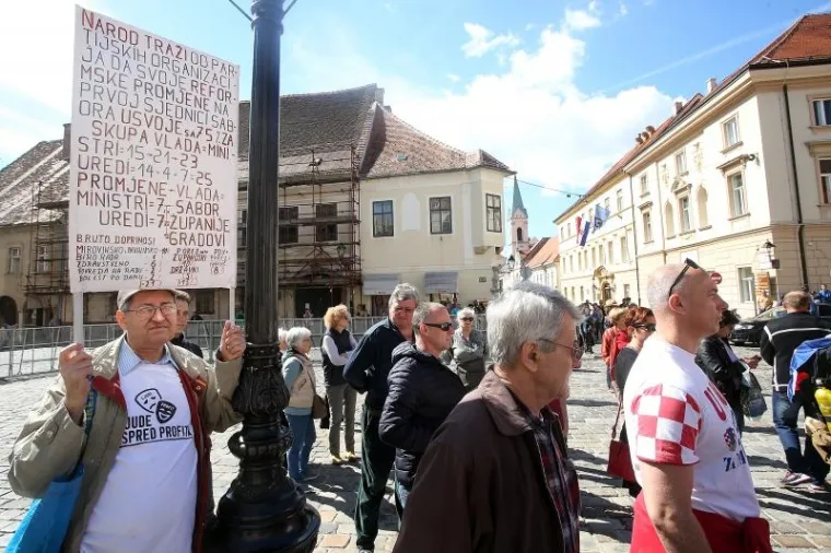 'BORBA ZA OPSTANAK': Građani na Markovom trgu prosvjedovali zbog Ovr&scaron;nog zakona i Lex Todorića