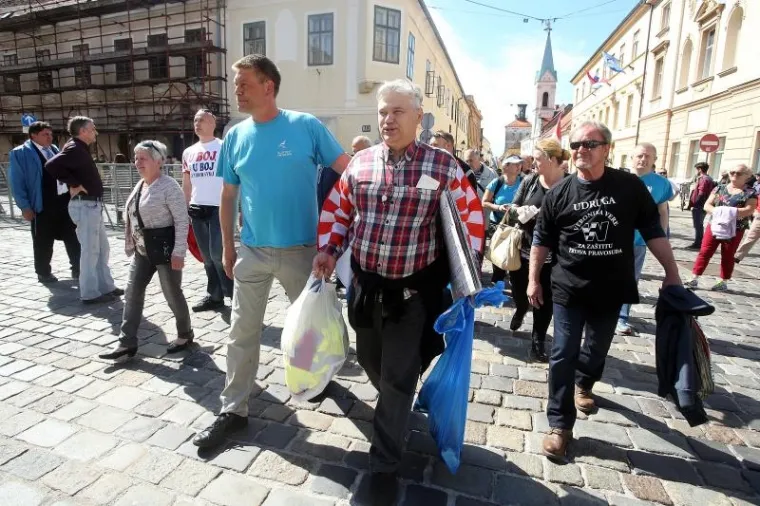 'BORBA ZA OPSTANAK': Građani na Markovom trgu prosvjedovali zbog Ovr&scaron;nog zakona i Lex Todorića
