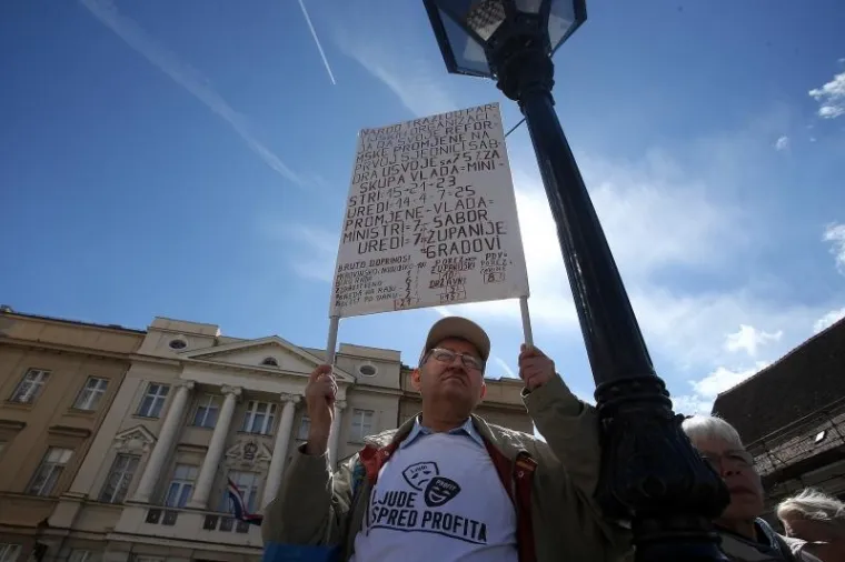 'BORBA ZA OPSTANAK': Građani na Markovom trgu prosvjedovali zbog Ovr&scaron;nog zakona i Lex Todorića