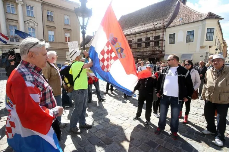 'BORBA ZA OPSTANAK': Građani na Markovom trgu prosvjedovali zbog Ovr&scaron;nog zakona i Lex Todorića