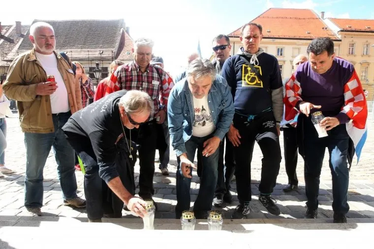 'BORBA ZA OPSTANAK': Građani na Markovom trgu prosvjedovali zbog Ovr&scaron;nog zakona i Lex Todorića