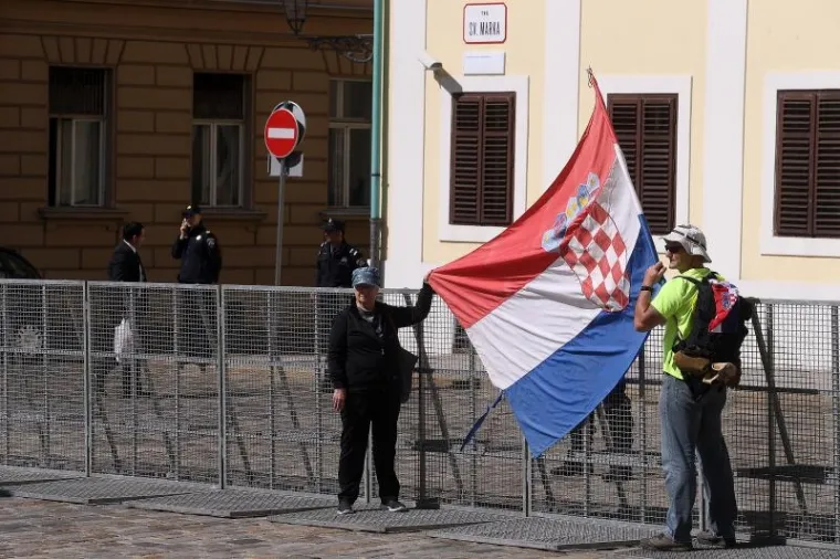 'BORBA ZA OPSTANAK': Građani na Markovom trgu prosvjedovali zbog Ovr&scaron;nog zakona i Lex Todorića