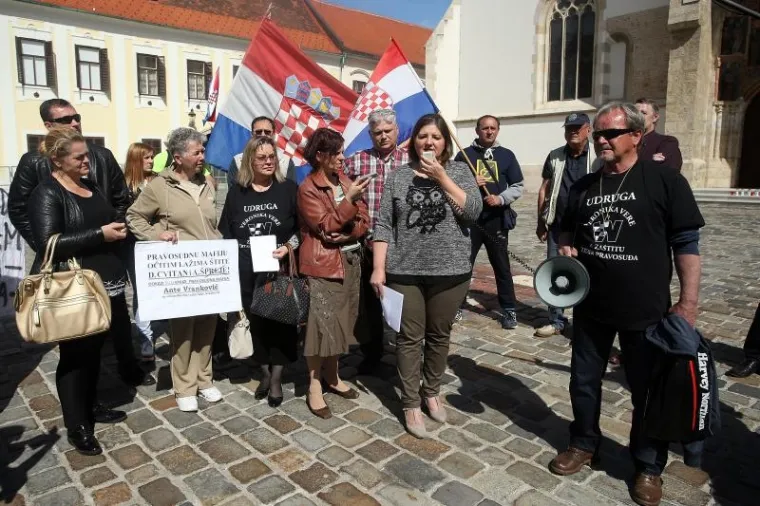 'BORBA ZA OPSTANAK': Građani na Markovom trgu prosvjedovali zbog Ovr&scaron;nog zakona i Lex Todorića