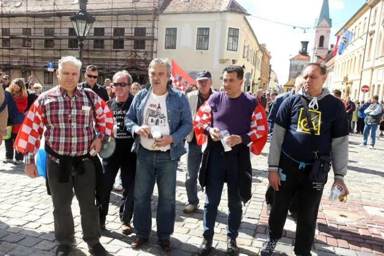 'BORBA ZA OPSTANAK': Građani na Markovom trgu prosvjedovali zbog Ovr&scaron;nog zakona i Lex Todorića