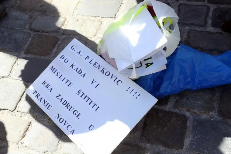 'BORBA ZA OPSTANAK': Građani na Markovom trgu prosvjedovali zbog Ovr&scaron;nog zakona i Lex Todorića