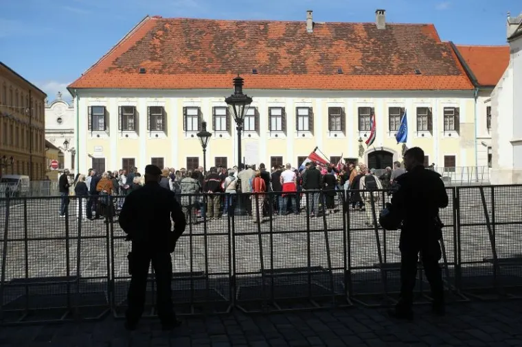 'BORBA ZA OPSTANAK': Građani na Markovom trgu prosvjedovali zbog Ovr&scaron;nog zakona i Lex Todorića