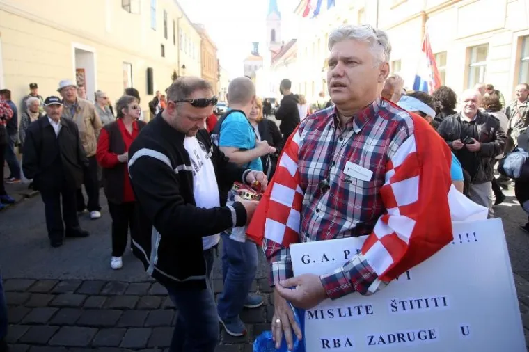 'BORBA ZA OPSTANAK': Građani na Markovom trgu prosvjedovali zbog Ovr&scaron;nog zakona i Lex Todorića