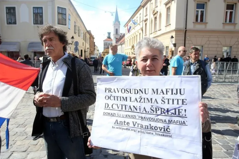 'BORBA ZA OPSTANAK': Građani na Markovom trgu prosvjedovali zbog Ovr&scaron;nog zakona i Lex Todorića