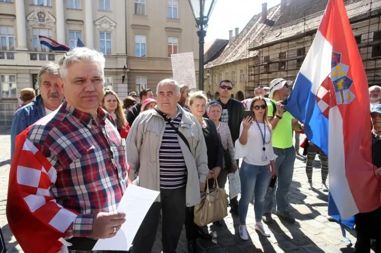'BORBA ZA OPSTANAK': Građani na Markovom trgu prosvjedovali zbog Ovr&scaron;nog zakona i Lex Todorića