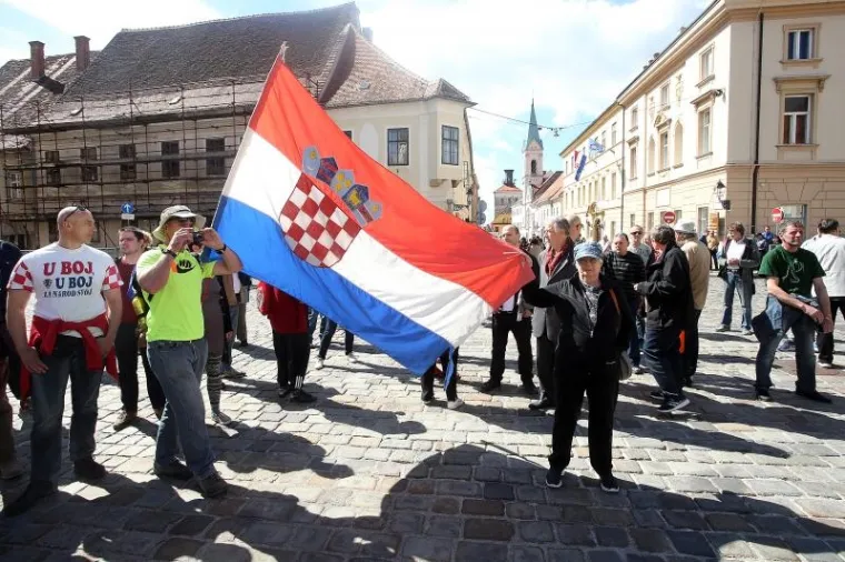 'BORBA ZA OPSTANAK': Građani na Markovom trgu prosvjedovali zbog Ovr&scaron;nog zakona i Lex Todorića