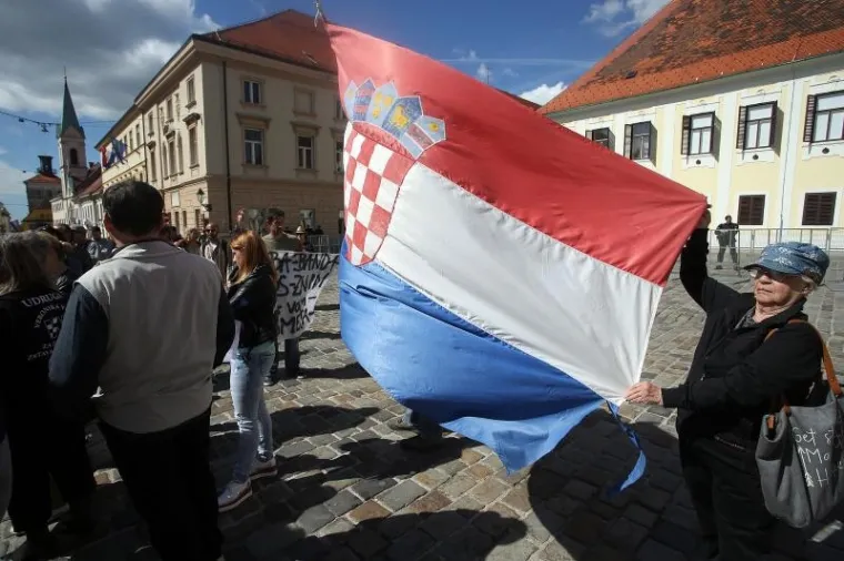 'BORBA ZA OPSTANAK': Građani na Markovom trgu prosvjedovali zbog Ovr&scaron;nog zakona i Lex Todorića