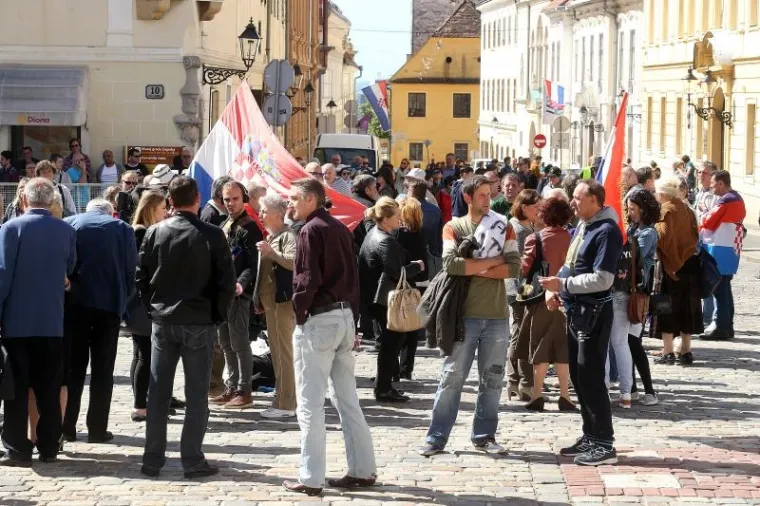 'BORBA ZA OPSTANAK': Građani na Markovom trgu prosvjedovali zbog Ovr&scaron;nog zakona i Lex Todorića