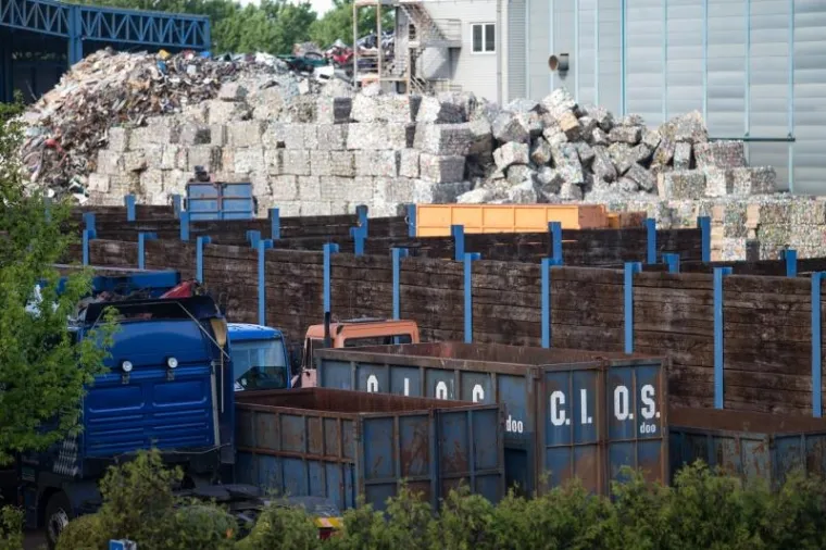 Vatrogasci u C.I.O.S.-u rahle požari&scaron;te i zalijevaju opožareni materijal